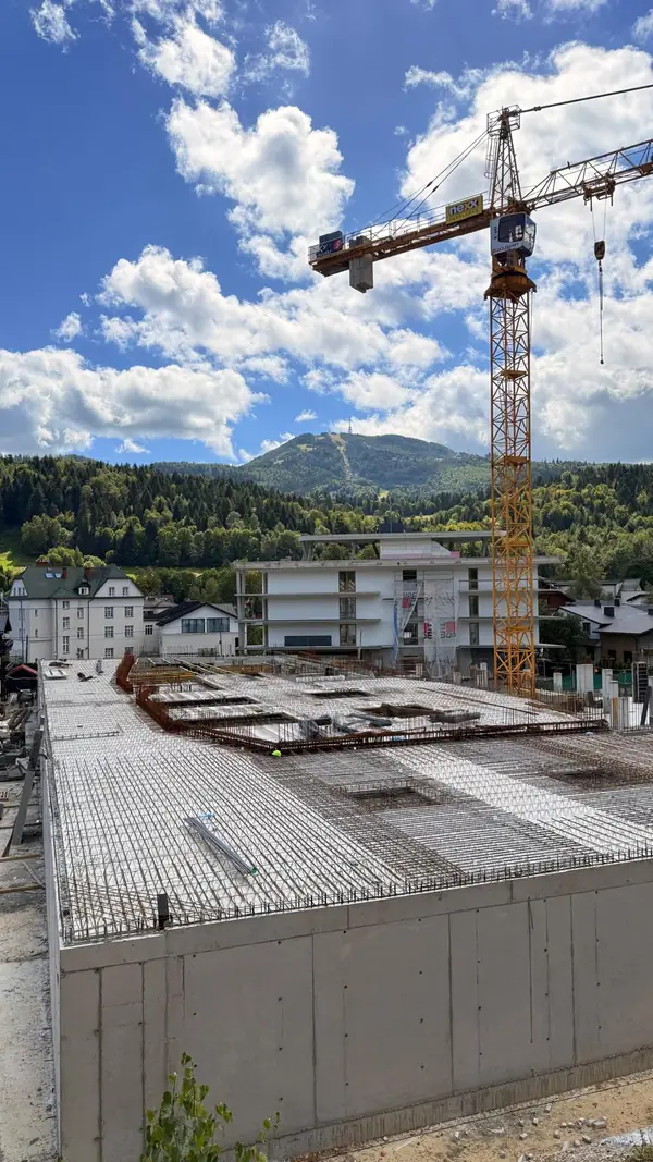 Plac budowy Sky Resort z widokiem na Skrzyczne – sierpień 2026