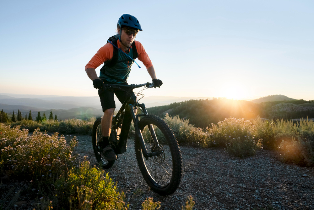 Rowerzysta górski na trasie Enduro