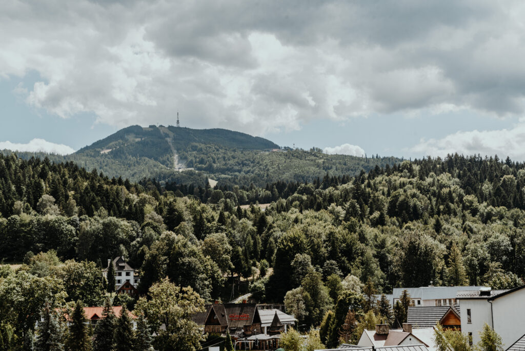 widok na skrzyczne z apartamentów sky resort